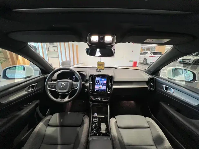 Volvo XC40 — Фото автомобиля 12