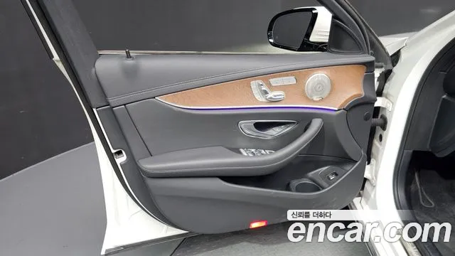 Mercedes-Benz E-Class — Фото автомобиля 21