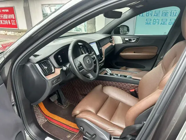 Volvo XC60 — Фото автомобиля 7