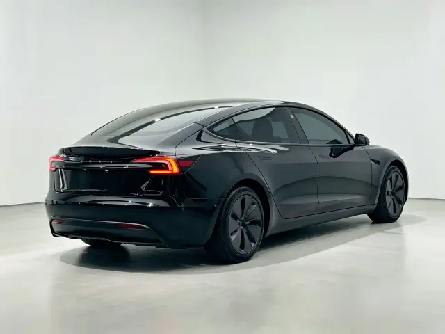 Tesla Model 3 — Фото автомобиля 9