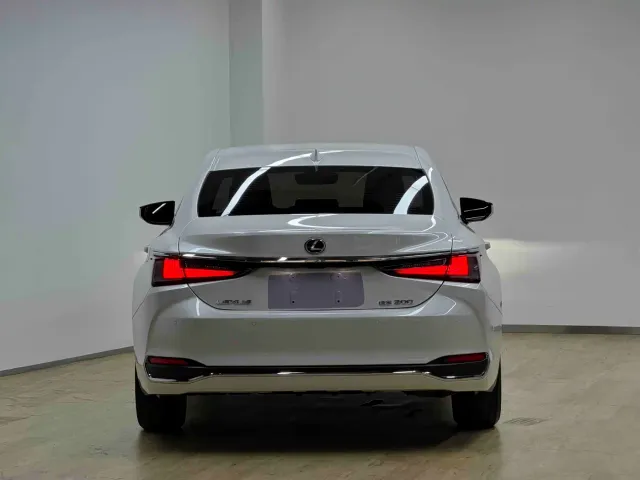 Lexus ES — Фото автомобиля 26