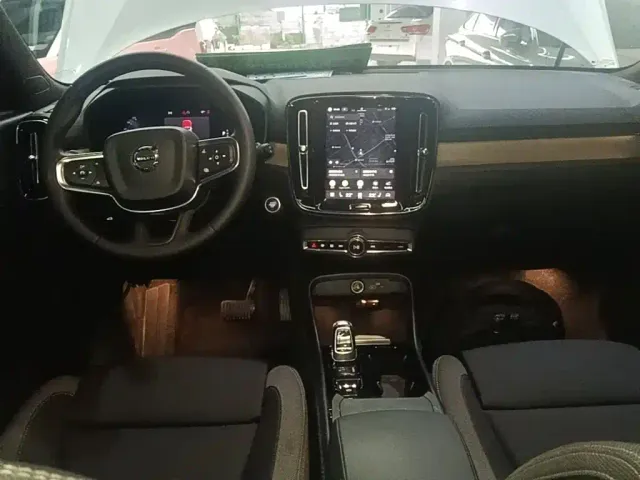 Volvo XC40 — Фото автомобиля 9