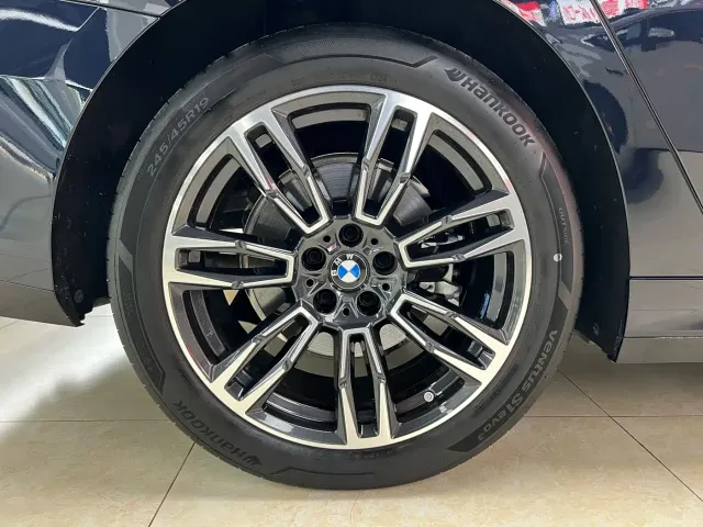 BMW 5 Series — Фото автомобиля 30