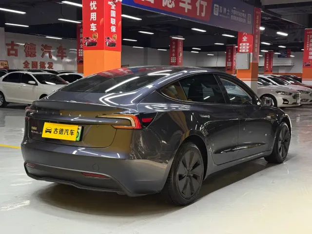 Tesla Model 3 — Фото автомобиля 5