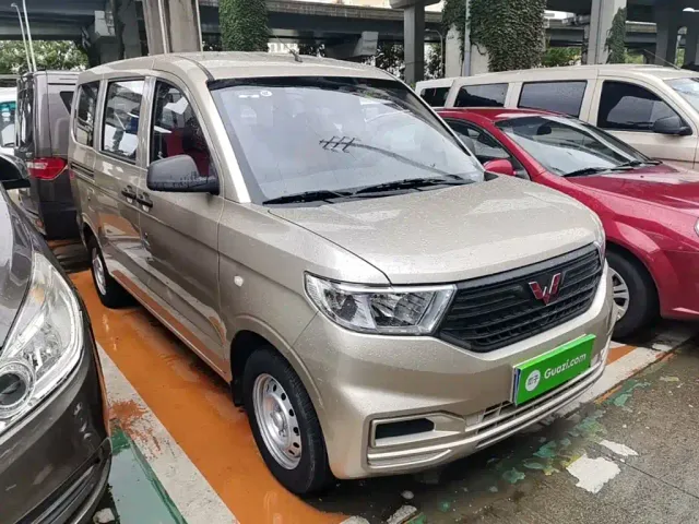 Wuling Hongguang V — Фото автомобиля 3