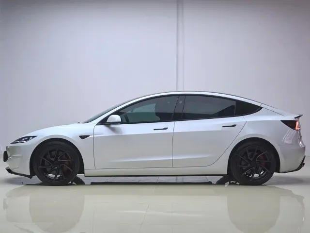Tesla Model 3 — Фото автомобиля 4