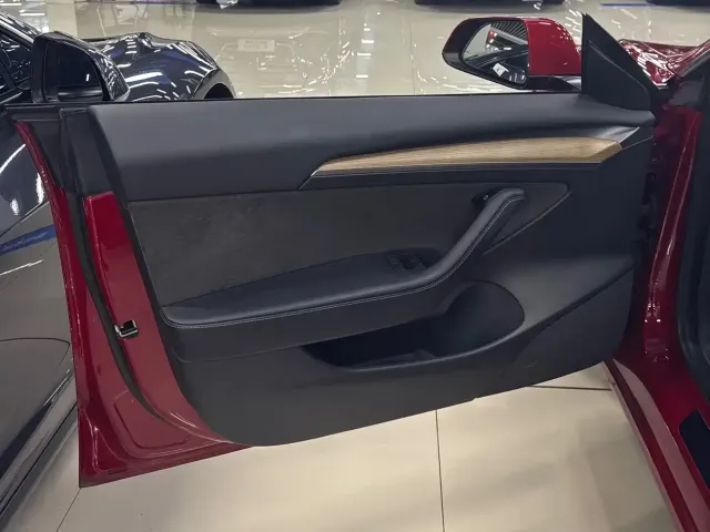 Tesla Model 3 — Фото автомобиля 7