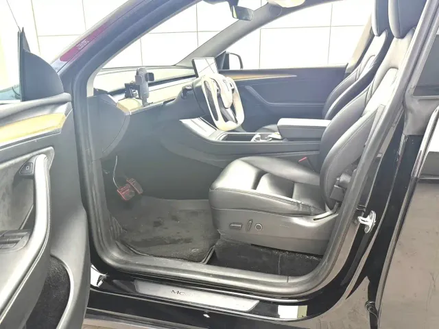 Tesla Model Y — Фото автомобиля 15
