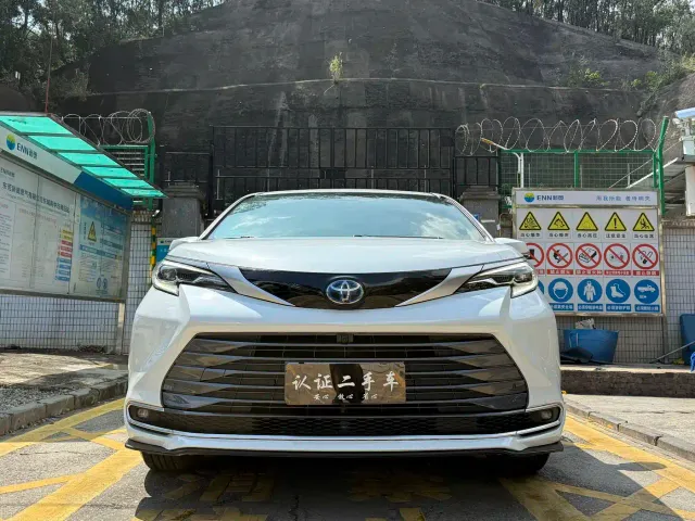 Toyota Sienna — Фото автомобиля 2
