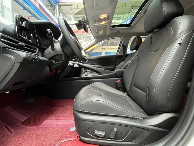 Hyundai Elantra 2022 1.5L CVT LUX Premium Edition — Фото автомобиля 9