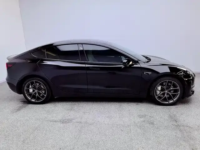Tesla Model 3 — Фото автомобиля 12