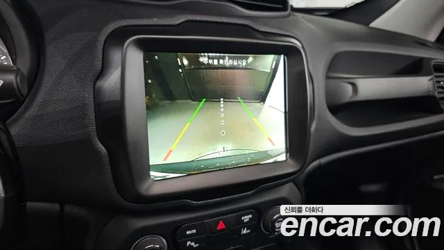 Jeep Renegade — Фото автомобиля 14