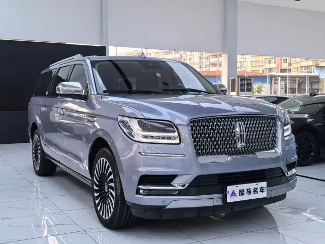 Lincoln Navigator — Фото автомобиля 3