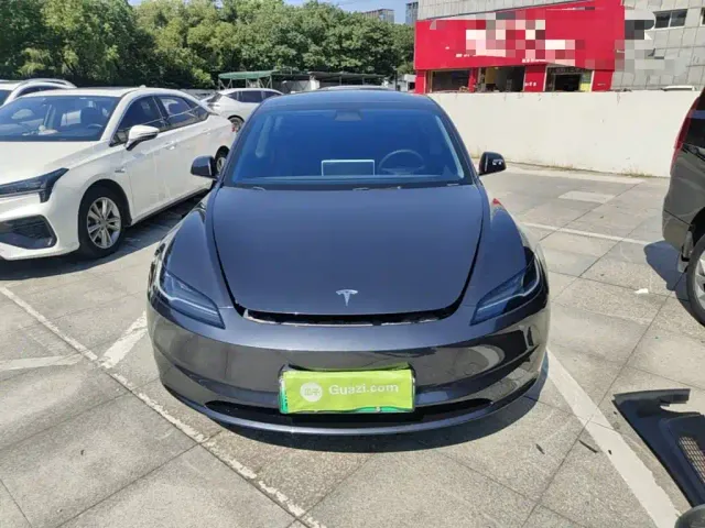 Tesla Model 3 — Фото автомобиля 2