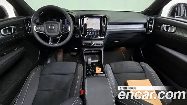 Вольво XC40 B4 Black Edition — Фото автомобиля 7