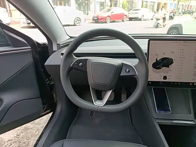 Tesla Model 3 — Фото автомобиля 10