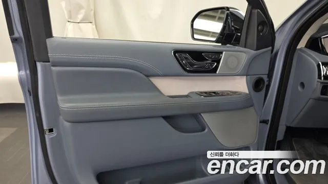 Lincoln Navigator — Фото автомобиля 24