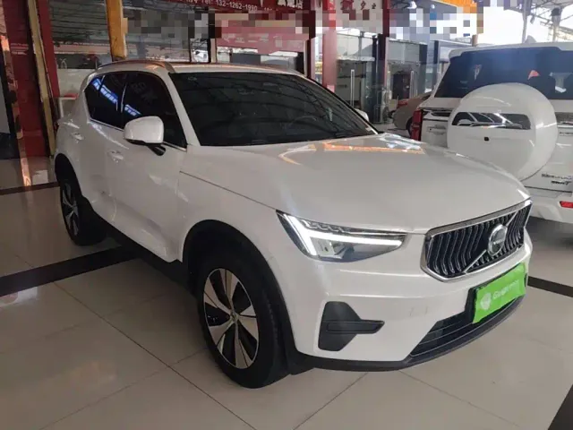 Volvo XC40 — Фото автомобиля 3