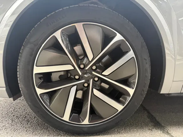 Li Auto L8 — Фото автомобиля 18