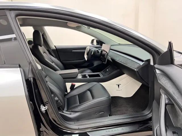 Tesla Model 3 — Фото автомобиля 30