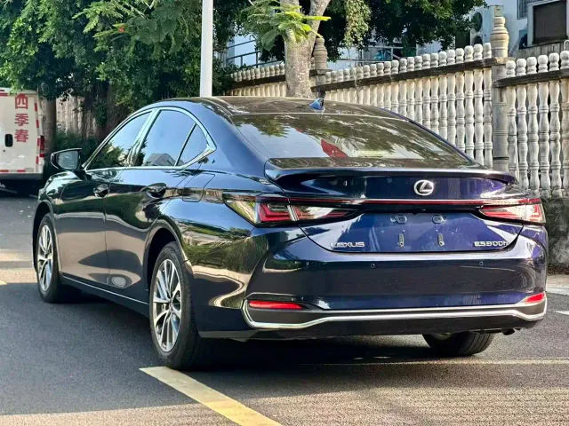 Lexus ES — Фото автомобиля 9