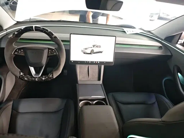 Tesla Model 3 — Фото автомобиля 9