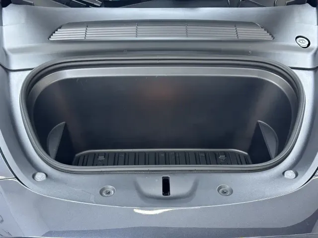 Tesla Model Y — Фото автомобиля 10
