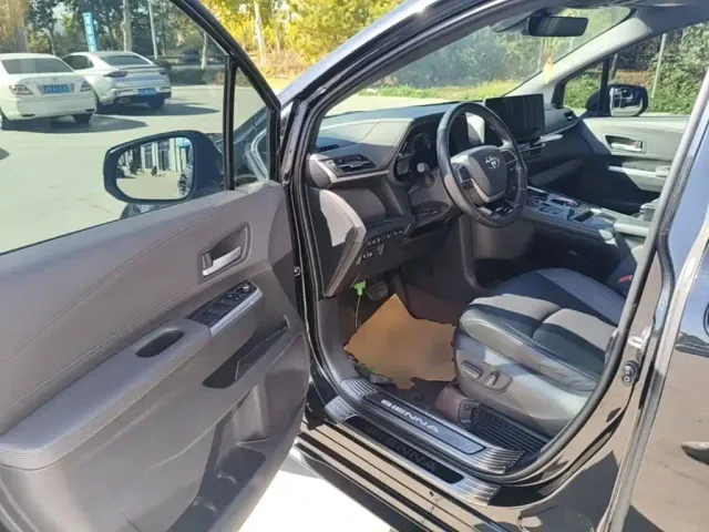 Toyota Sienna — Фото автомобиля 15