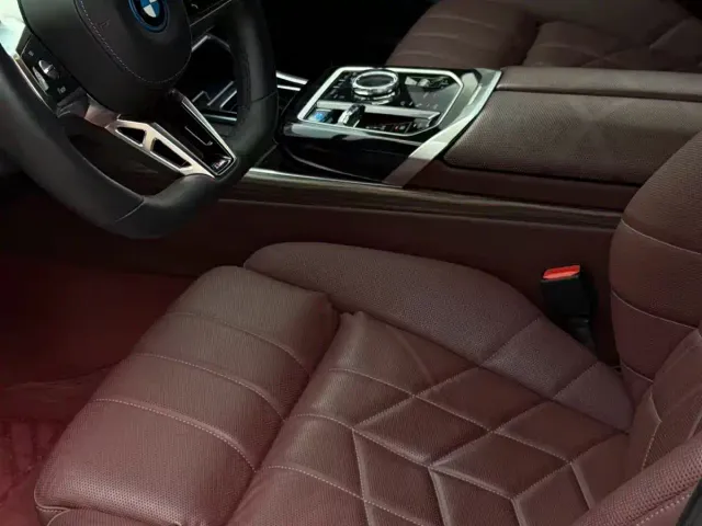 BMW i7 — Фото автомобиля 10