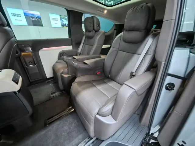 Li Auto MEGA — Фото автомобиля 7