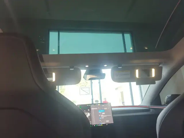 Tesla Model 3 — Фото автомобиля 17