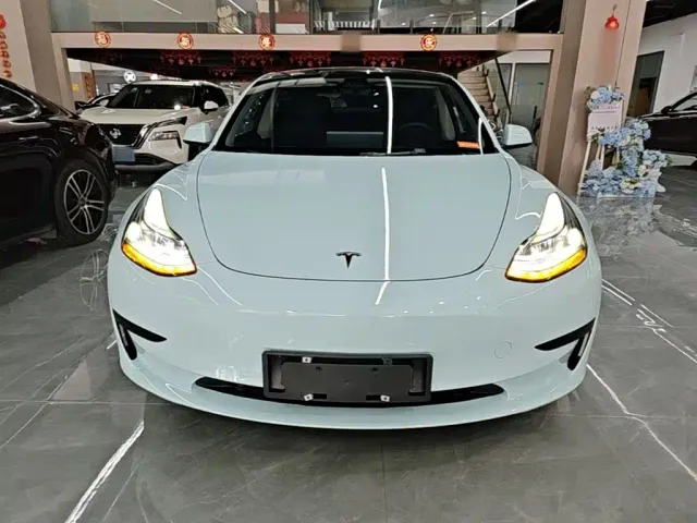 Tesla Model 3 — Фото автомобиля 2