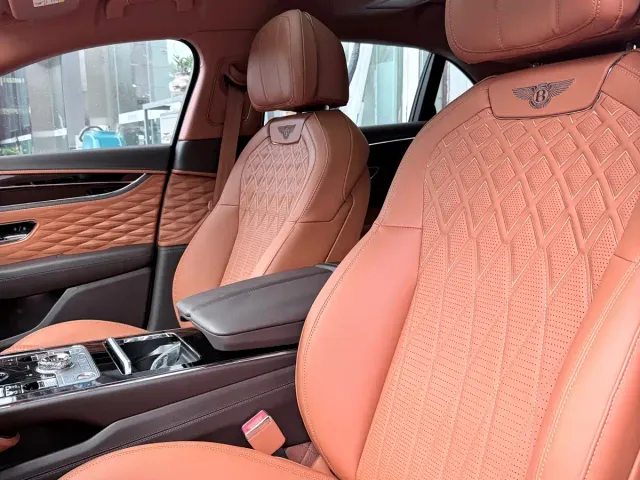 Bentley Flying Spur — Фото автомобиля 11