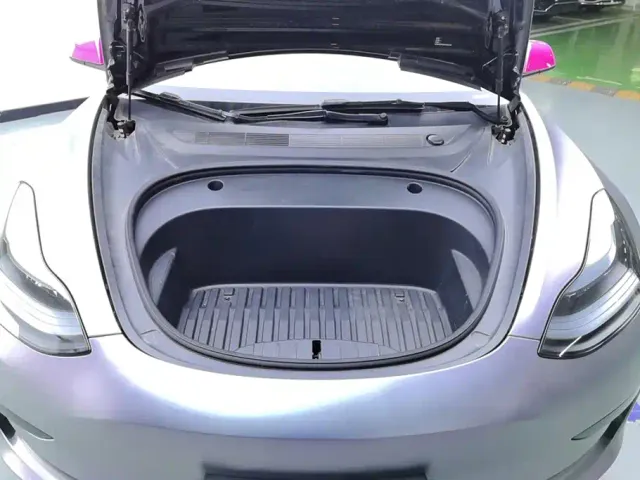 Tesla Model 3 — Фото автомобиля 10