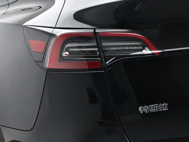Tesla Model Y — Фото автомобиля 7