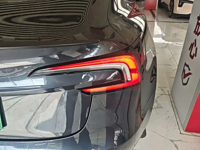 Tesla Model 3 — Фото автомобиля 7