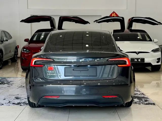 Tesla Model 3 — Фото автомобиля 14