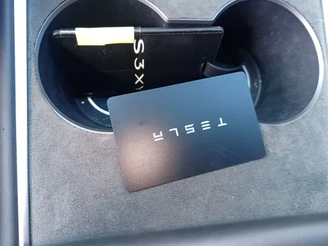 Tesla Model 3 — Фото автомобиля 8