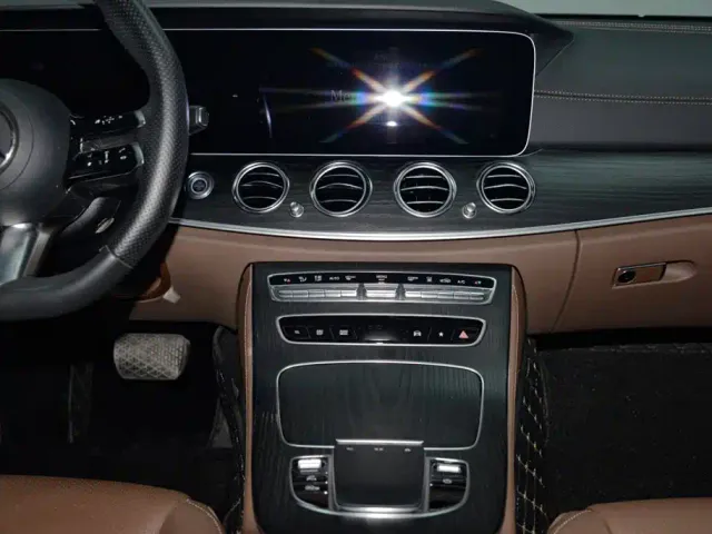 Mercedes-Benz E-Class — Фото автомобиля 14