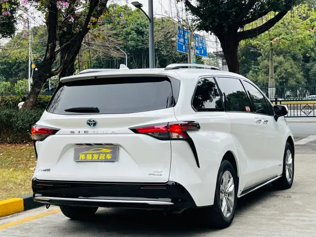 Toyota Sienna — Фото автомобиля 4