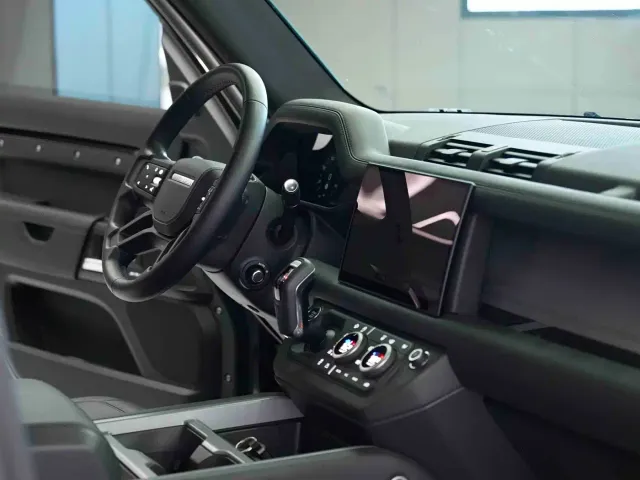 Land Rover Defender — Фото автомобиля 12