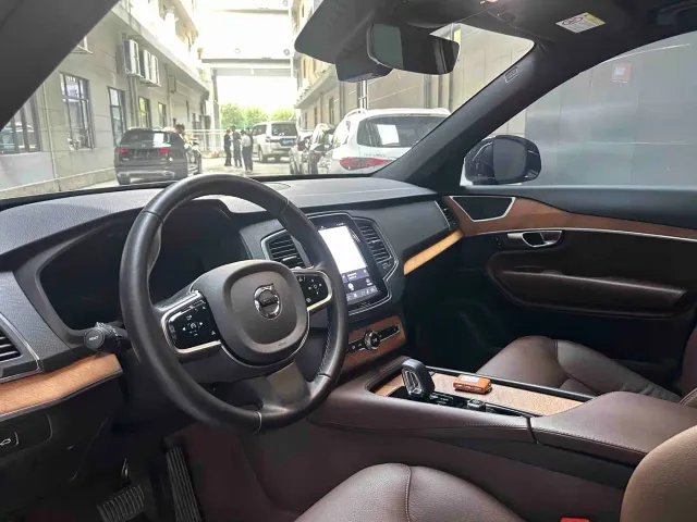 Volvo XC90 — Фото автомобиля 14