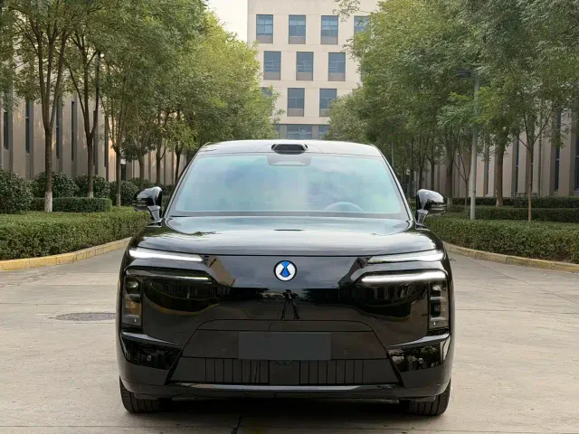 Denza N8L — Фото автомобиля 3
