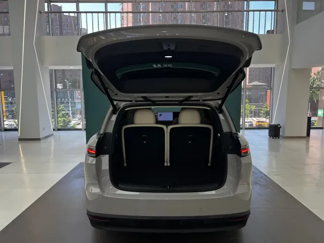 Li Auto i8 — Фото автомобиля 11