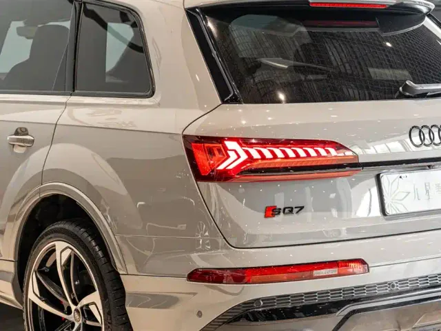 Audi SQ7 — Фото автомобиля 20