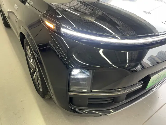 Li Auto L8 — Фото автомобиля 9