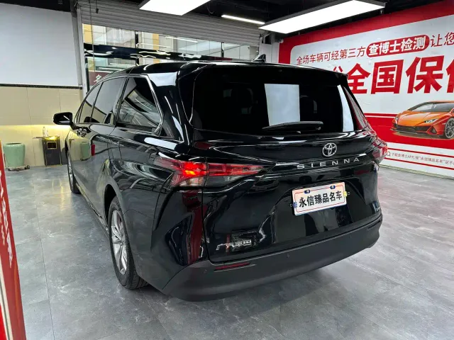 Toyota Sienna — Фото автомобиля 6