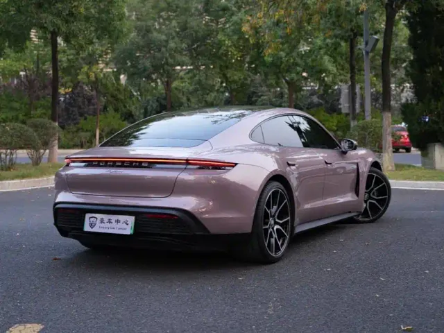 Porsche Taycan — Фото автомобиля 11