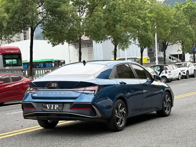 Hyundai Elantra — Фото автомобиля 14