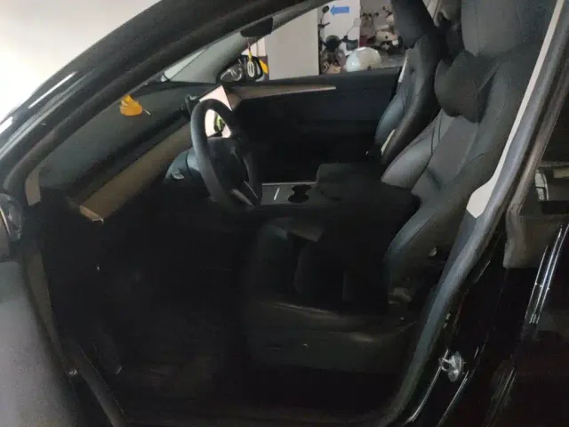Tesla Model Y — Фото автомобиля 11